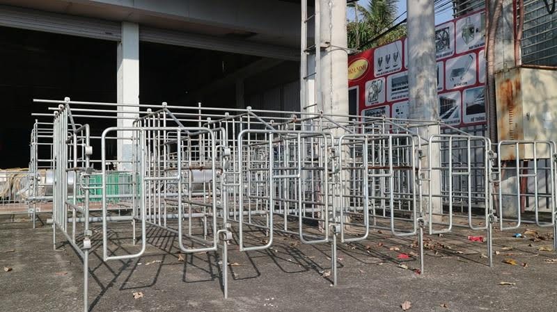 Vách đầu dãy chuồng đẻ sắt đặc sơn chống gỉ Vách đầu dãy chuồng đẻ sắt đặc sơn chống gỉ